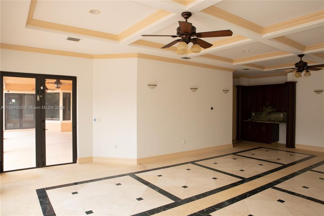 Vendido Recientemente: $3,599,000 (6 camas, 6 baños, 7402 Pies cuadrados)