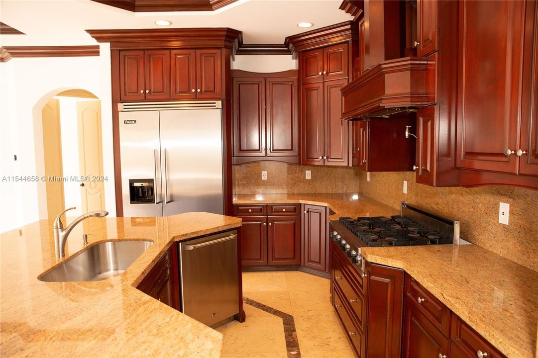 Vendido Recientemente: $3,599,000 (6 camas, 6 baños, 7402 Pies cuadrados)