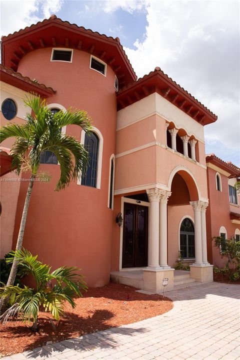 Vendido Recientemente: $3,599,000 (6 camas, 6 baños, 7402 Pies cuadrados)