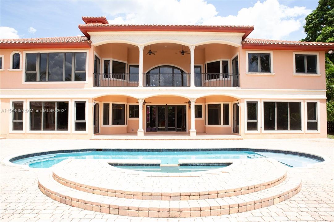 Vendido Recientemente: $3,599,000 (6 camas, 6 baños, 7402 Pies cuadrados)