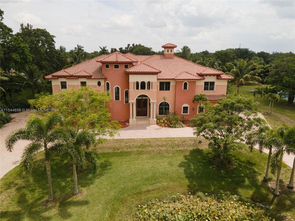 Vendido Recientemente: $3,599,000 (6 camas, 6 baños, 7402 Pies cuadrados)