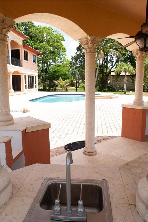 Vendido Recientemente: $3,599,000 (6 camas, 6 baños, 7402 Pies cuadrados)