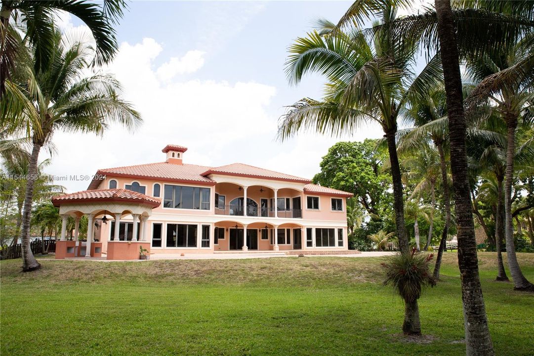 Vendido Recientemente: $3,599,000 (6 camas, 6 baños, 7402 Pies cuadrados)