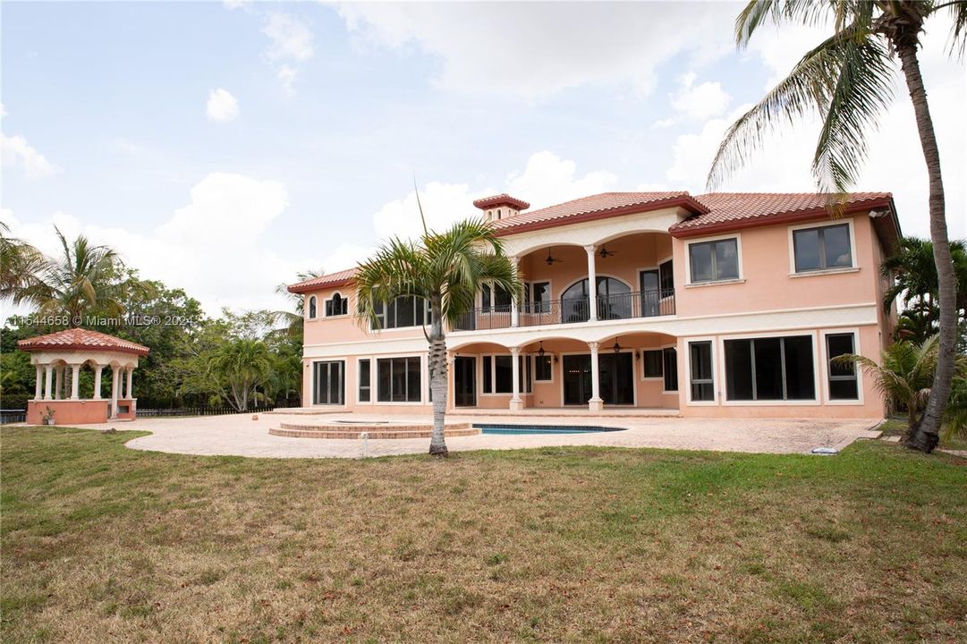 Vendido Recientemente: $3,599,000 (6 camas, 6 baños, 7402 Pies cuadrados)