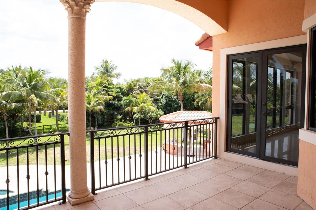 Vendido Recientemente: $3,599,000 (6 camas, 6 baños, 7402 Pies cuadrados)