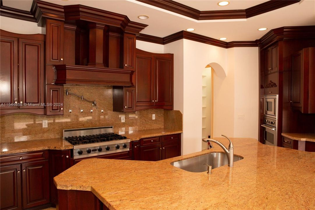 Vendido Recientemente: $3,599,000 (6 camas, 6 baños, 7402 Pies cuadrados)