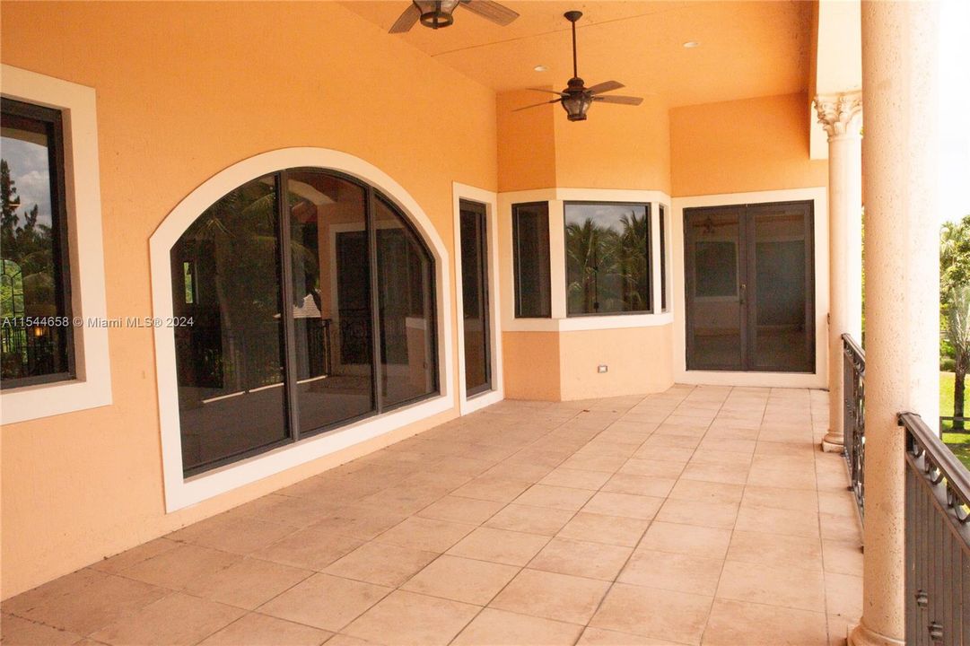 Vendido Recientemente: $3,599,000 (6 camas, 6 baños, 7402 Pies cuadrados)