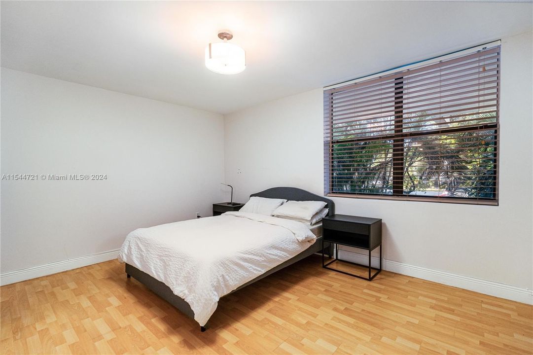 For Sale: $370,000 (2 beds, 2 baths, 1130 Square Feet)