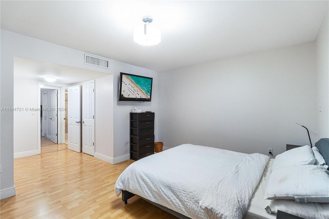 For Sale: $370,000 (2 beds, 2 baths, 1130 Square Feet)