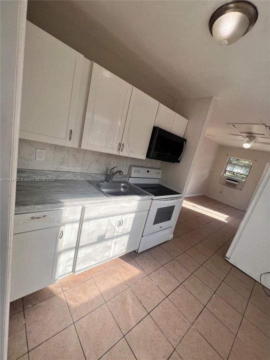 Recently Rented: $1,350 (2 beds, 1 baths, 563 Square Feet)