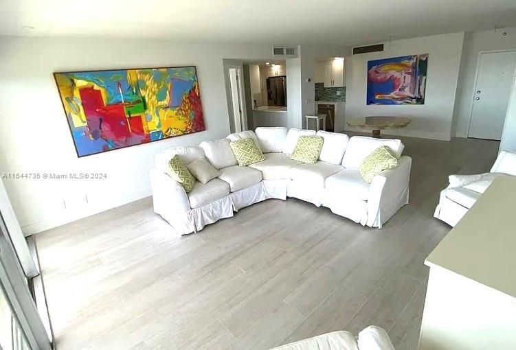 Vendido Recientemente: $799,999 (2 camas, 2 baños, 1188 Pies cuadrados)