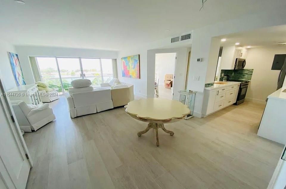 Vendido Recientemente: $799,999 (2 camas, 2 baños, 1188 Pies cuadrados)