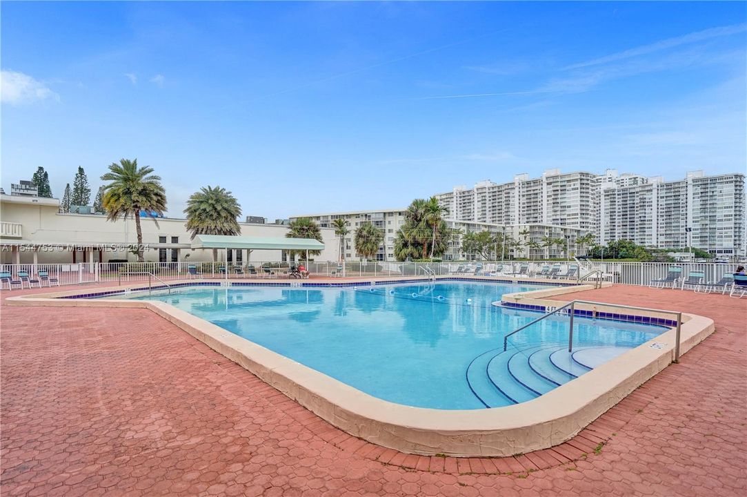 Active With Contract: $265,000 (2 beds, 2 baths, 1083 Square Feet)