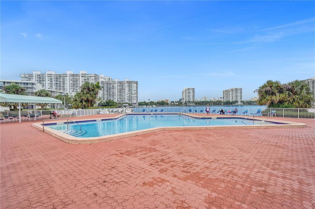 Active With Contract: $265,000 (2 beds, 2 baths, 1083 Square Feet)