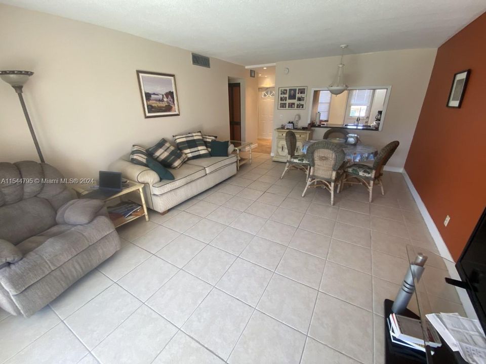 Active With Contract: $1,500 (1 beds, 1 baths, 730 Square Feet)