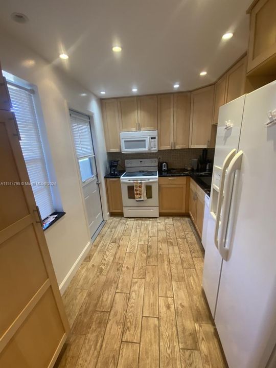 Active With Contract: $1,500 (1 beds, 1 baths, 730 Square Feet)