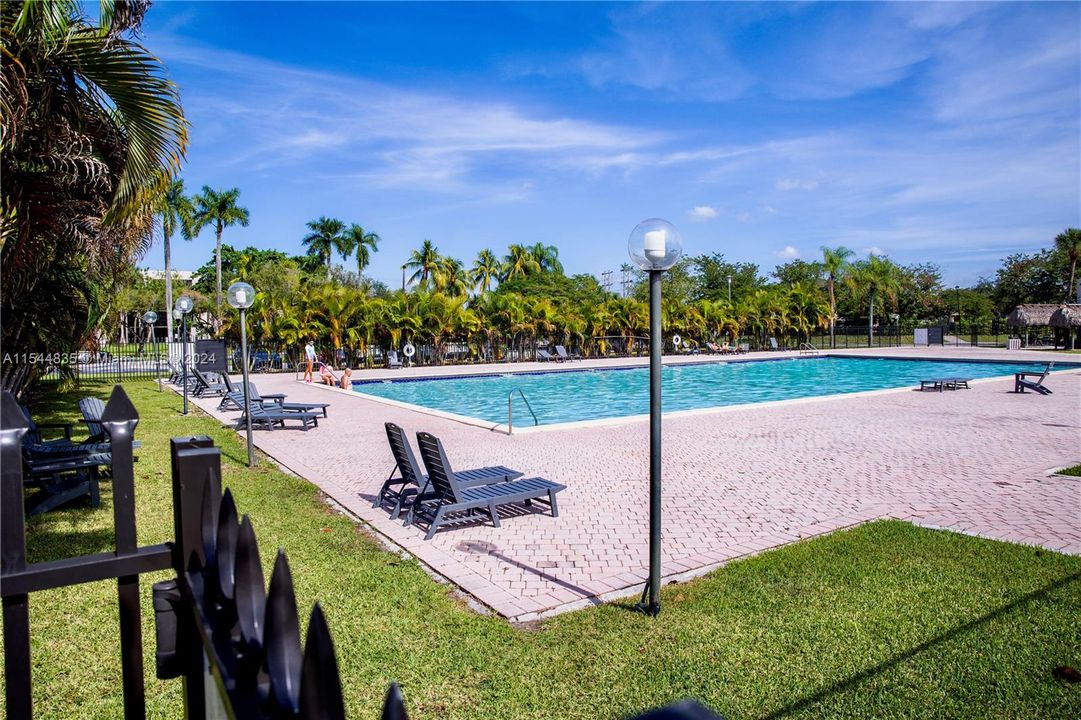 Недавно продано: $330,000 (3 спален, 2 ванн, 1040 Квадратных фут)