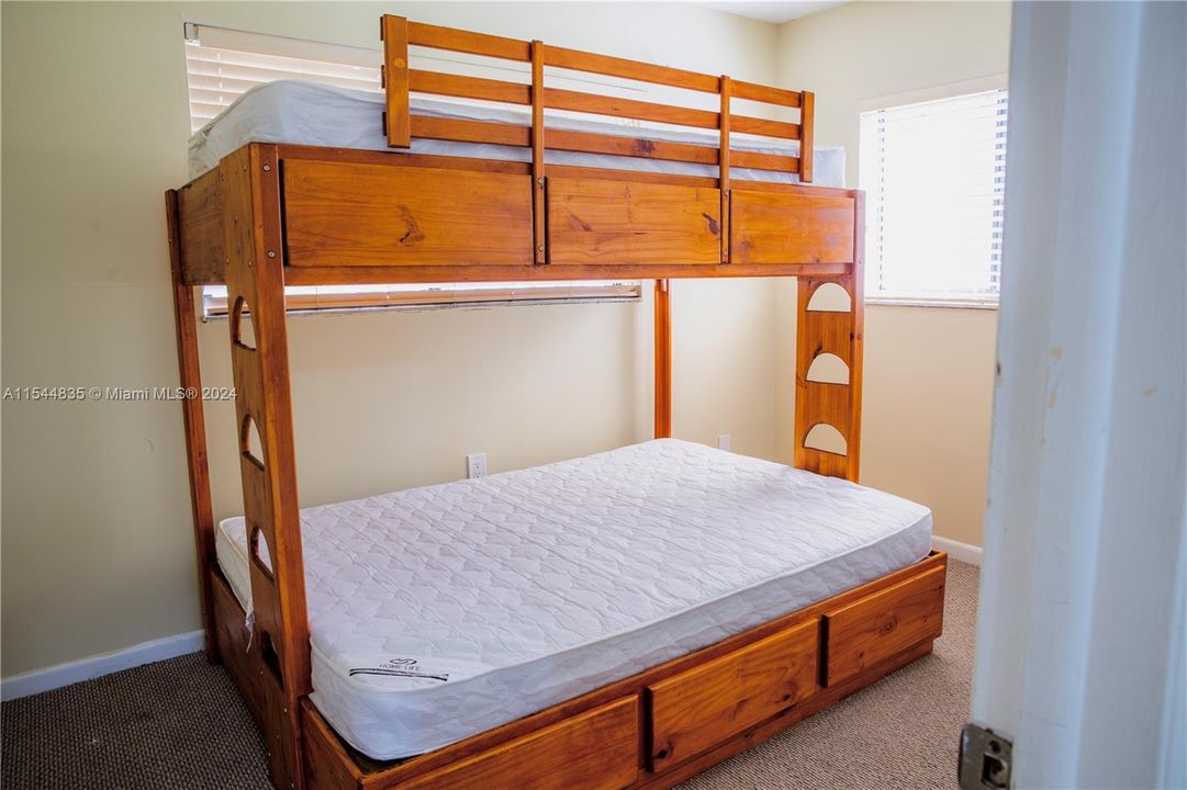 Недавно продано: $330,000 (3 спален, 2 ванн, 1040 Квадратных фут)