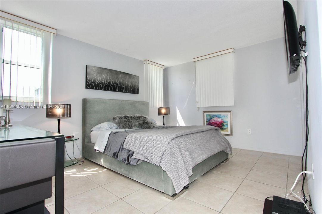 For Sale: $245,000 (2 beds, 1 baths, 965 Square Feet)