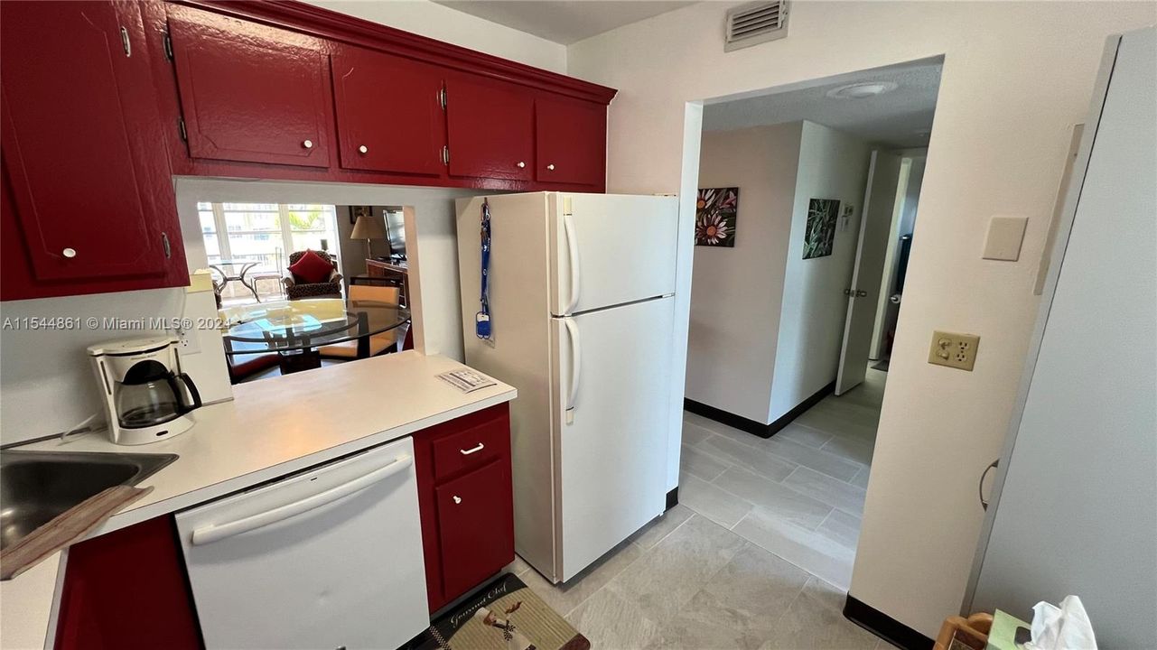 For Sale: $99,500 (1 beds, 1 baths, 660 Square Feet)