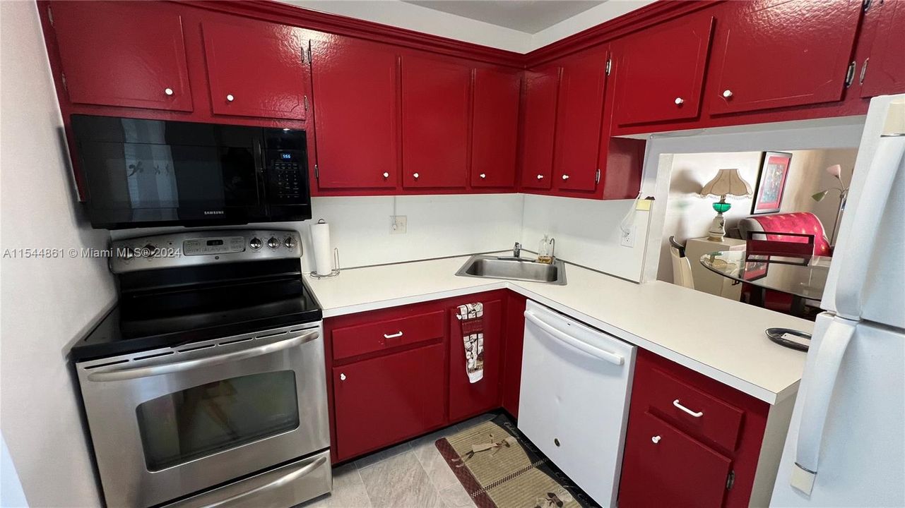 For Sale: $99,500 (1 beds, 1 baths, 660 Square Feet)