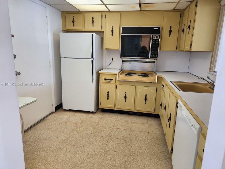 For Sale: $225,500 (1 beds, 1 baths, 812 Square Feet)
