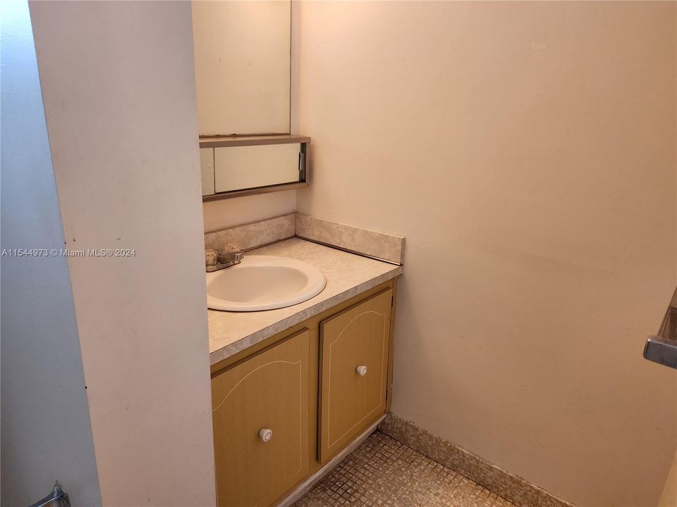 For Sale: $225,500 (1 beds, 1 baths, 812 Square Feet)