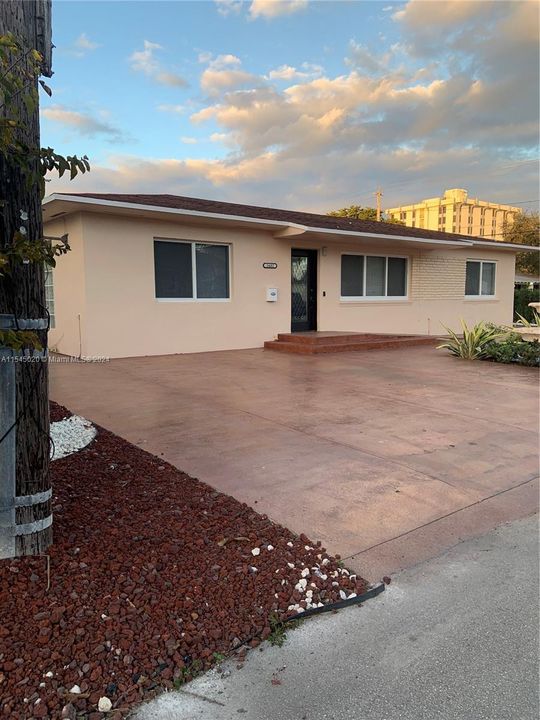 Recently Rented: $3,700 (3 beds, 2 baths, 1316 Square Feet)