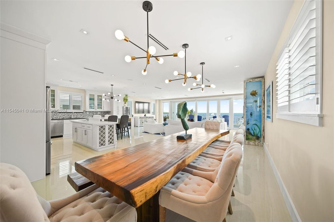 Active With Contract: $5,595,000 (5 beds, 5 baths, 4368 Square Feet)