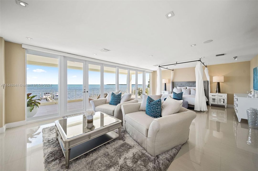 Active With Contract: $5,595,000 (5 beds, 5 baths, 4368 Square Feet)