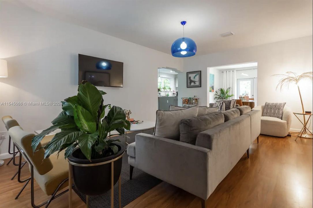 For Sale: $1,125,000 (2 beds, 2 baths, 1259 Square Feet)