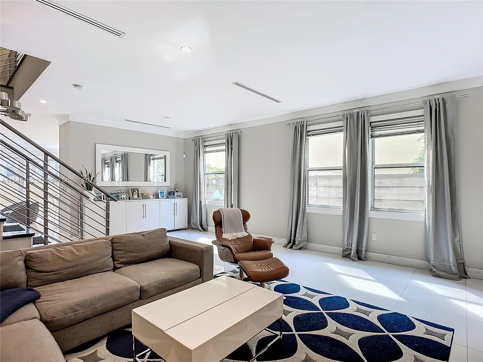 Recently Sold: $1,600,000 (3 beds, 2 baths, 2360 Square Feet)