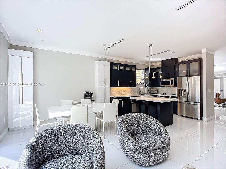 Recently Sold: $1,600,000 (3 beds, 2 baths, 2360 Square Feet)