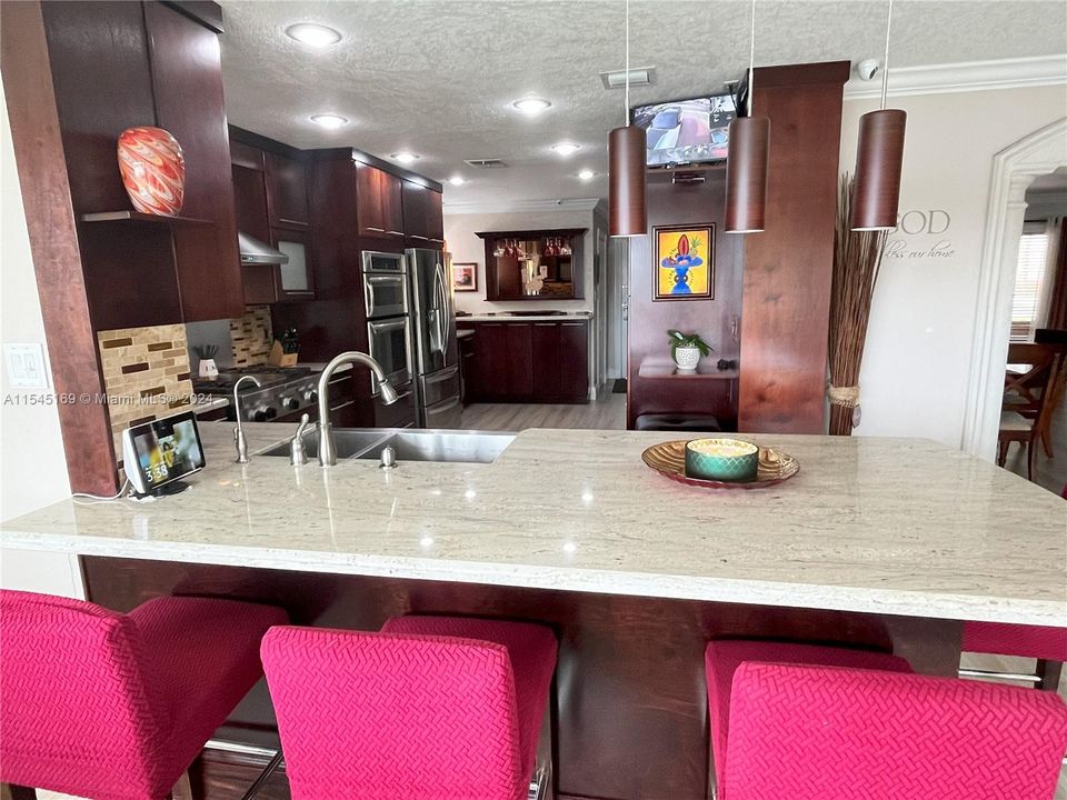 Vendido Recientemente: $1,199,999 (4 camas, 3 baños, 2594 Pies cuadrados)