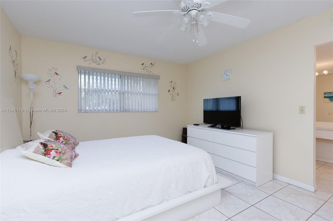 For Sale: $164,000 (2 beds, 2 baths, 958 Square Feet)