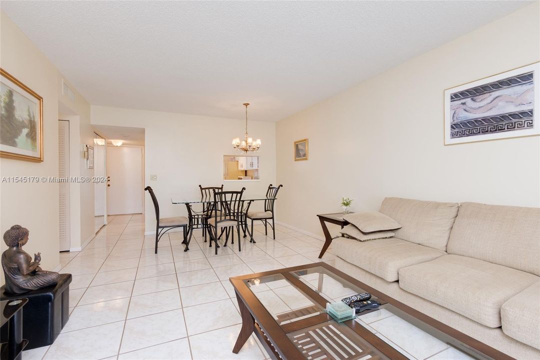 For Sale: $164,000 (2 beds, 2 baths, 958 Square Feet)