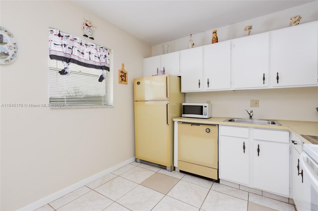 For Sale: $164,000 (2 beds, 2 baths, 958 Square Feet)