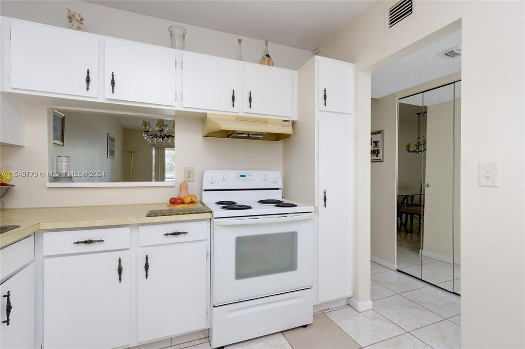 For Sale: $164,000 (2 beds, 2 baths, 958 Square Feet)