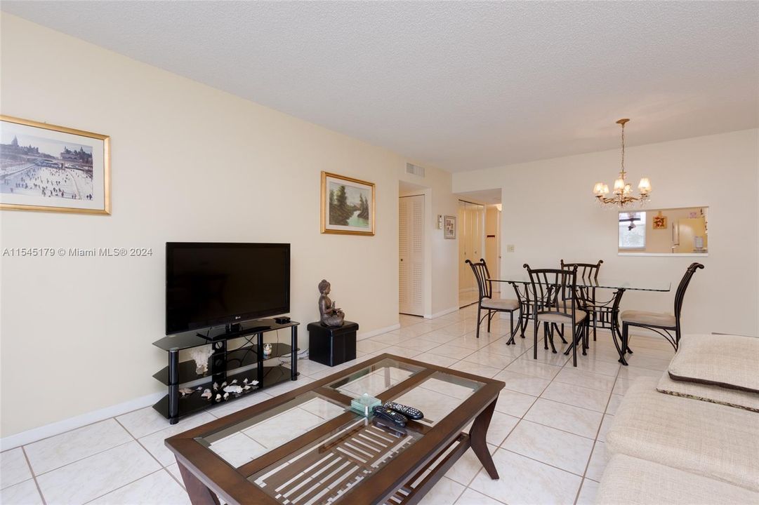 For Sale: $164,000 (2 beds, 2 baths, 958 Square Feet)