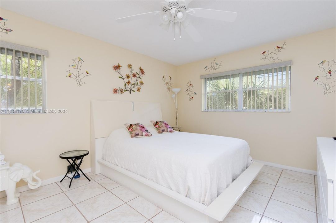 For Sale: $164,000 (2 beds, 2 baths, 958 Square Feet)