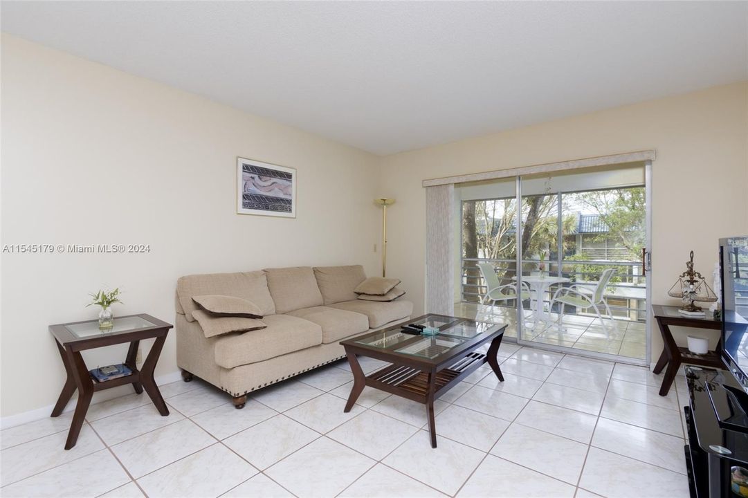 For Sale: $164,000 (2 beds, 2 baths, 958 Square Feet)