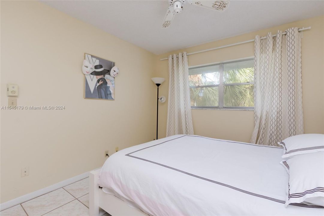 For Sale: $164,000 (2 beds, 2 baths, 958 Square Feet)