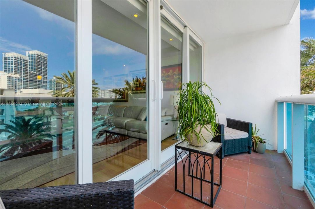 Recently Sold: $380,000 (1 beds, 1 baths, 910 Square Feet)