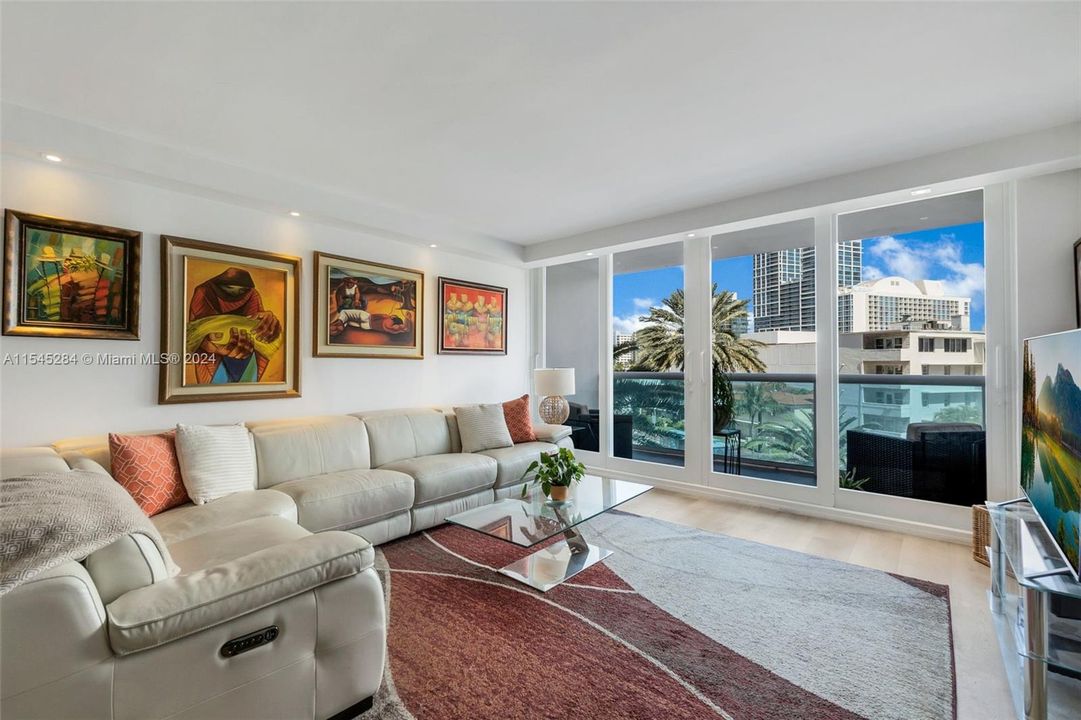 Recently Sold: $380,000 (1 beds, 1 baths, 910 Square Feet)