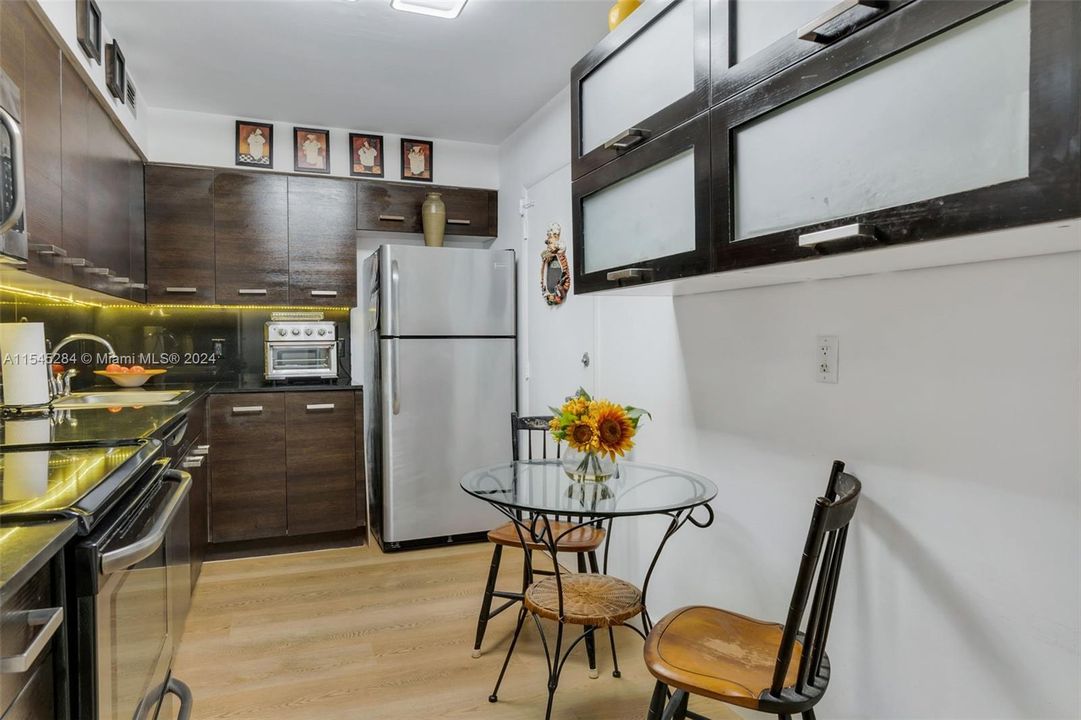 Recently Sold: $380,000 (1 beds, 1 baths, 910 Square Feet)