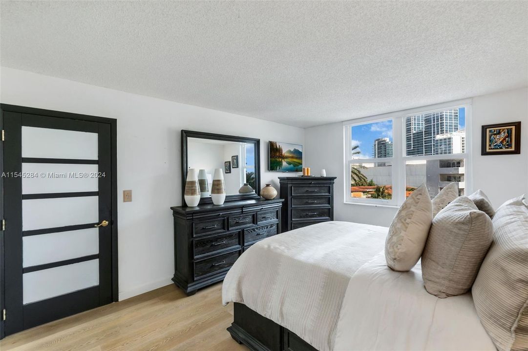 Recently Sold: $380,000 (1 beds, 1 baths, 910 Square Feet)