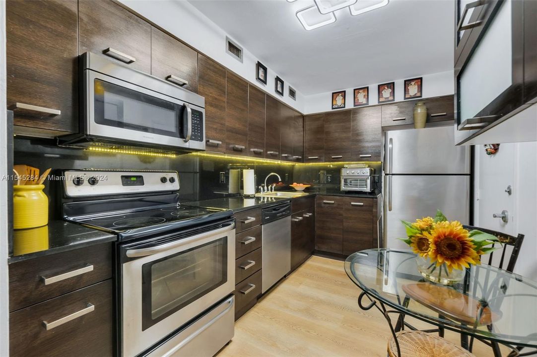 Recently Sold: $380,000 (1 beds, 1 baths, 910 Square Feet)