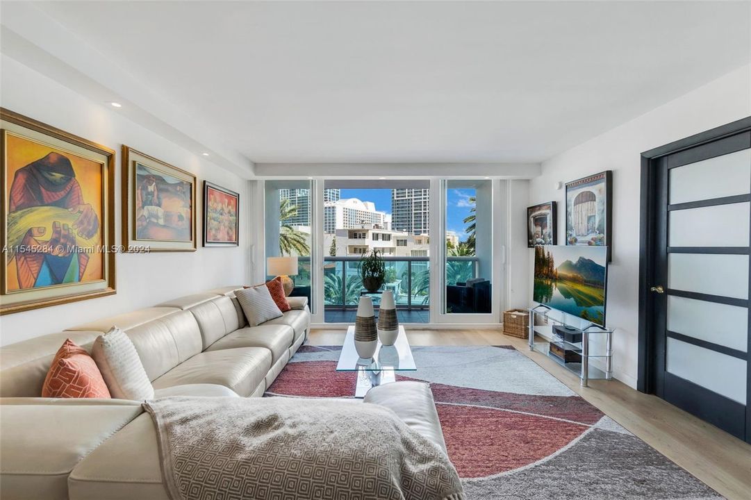 Recently Sold: $380,000 (1 beds, 1 baths, 910 Square Feet)