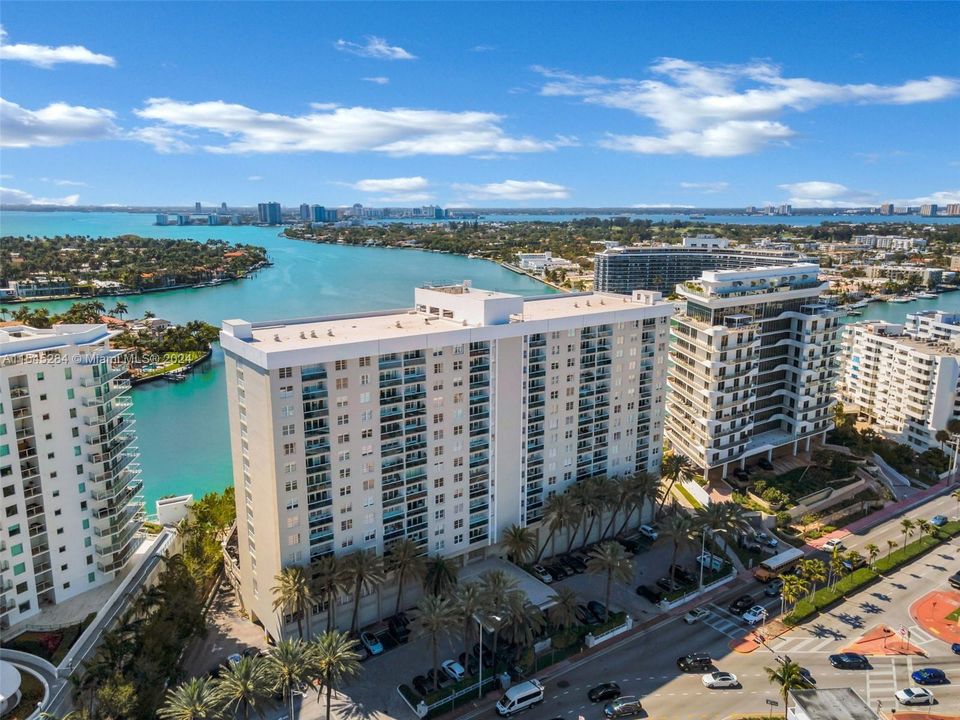 Recently Sold: $380,000 (1 beds, 1 baths, 910 Square Feet)