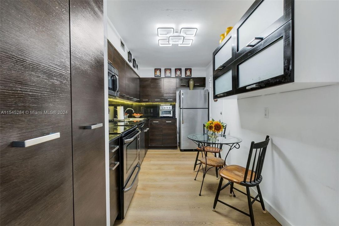 Recently Sold: $380,000 (1 beds, 1 baths, 910 Square Feet)